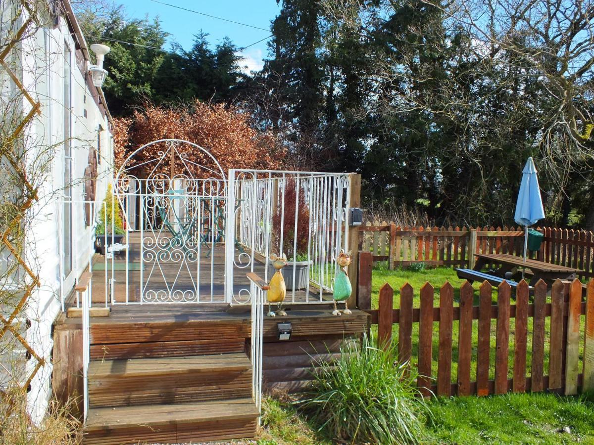 'The Cabin'. A Cosy Private & Secure Holiday Home. Padeswood Luaran gambar