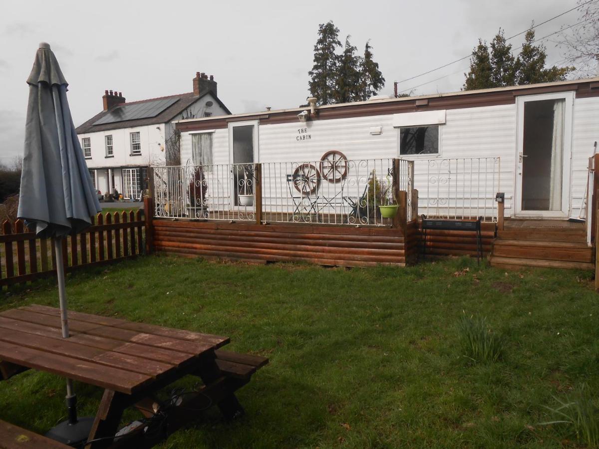 'The Cabin'. A Cosy Private & Secure Holiday Home. Padeswood Luaran gambar