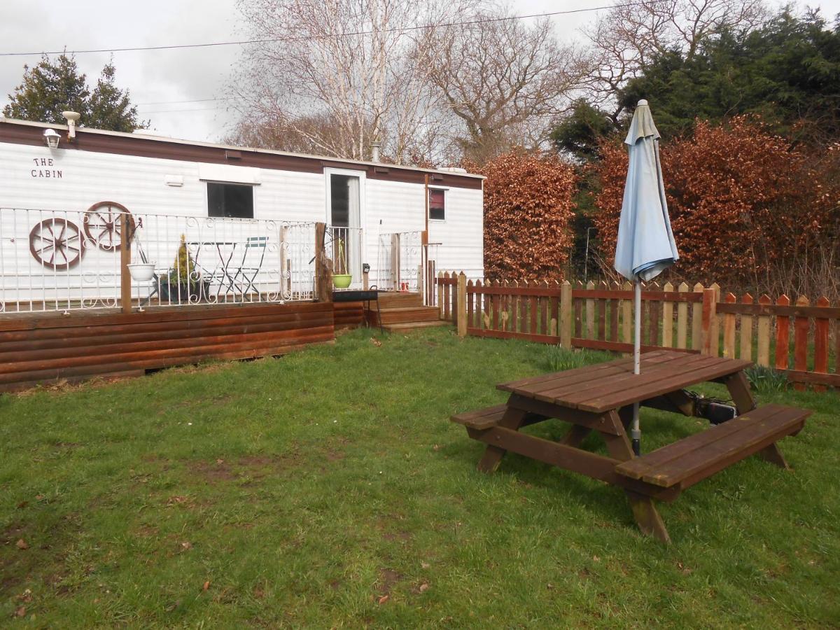 'The Cabin'. A Cosy Private & Secure Holiday Home. Padeswood Luaran gambar