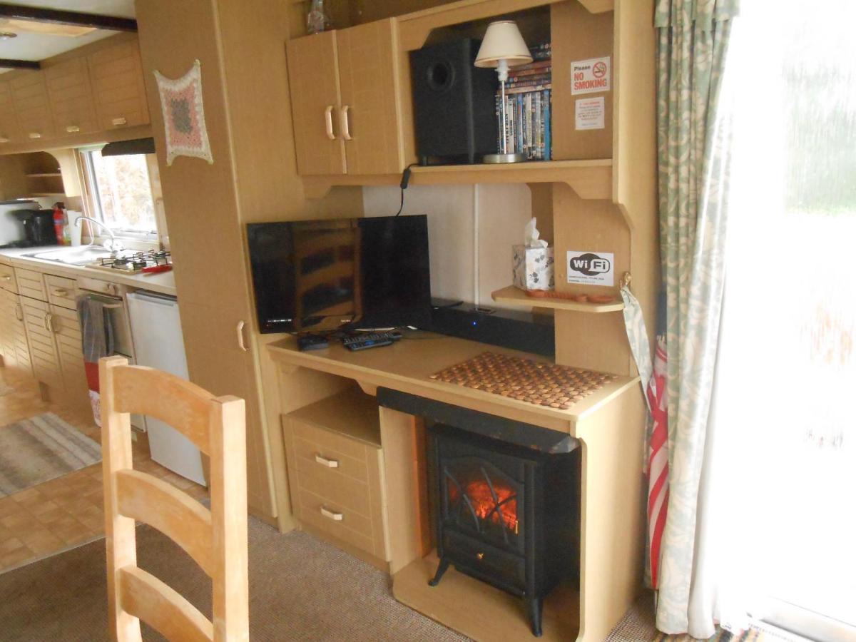 'The Cabin'. A Cosy Private & Secure Holiday Home. Padeswood Luaran gambar